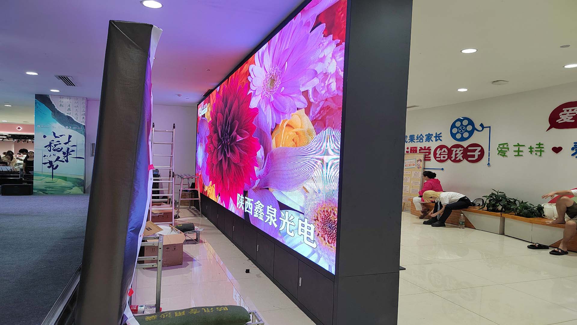 小寨银泰城舞台LED显示屏